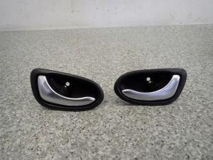 NISSAN PRIMERA P12 02-04 KLAMKA WEWNĘTRZNA TYLNA LEWA LUB PRAWA 1/6 MINIATURA