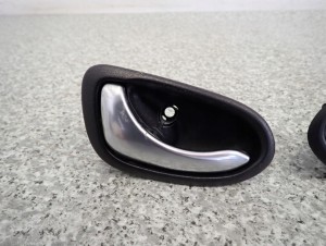 NISSAN PRIMERA P12 02-04 KLAMKA WEWNĘTRZNA TYLNA LEWA LUB PRAWA 2/6 MINIATURA