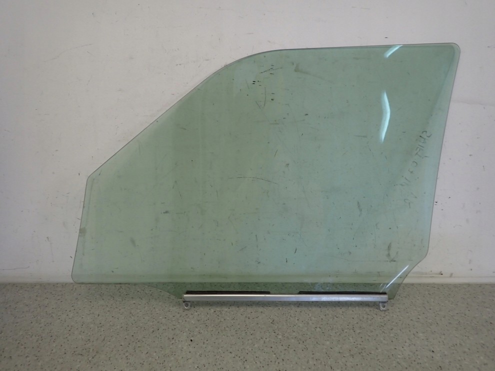 SUZUKI SWIFT 5D 05-09 SZYBA DRZWI PRZEDNIA PRAWA 2/3