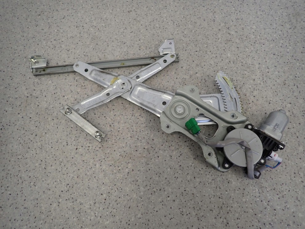 SUBARU FORESTER II 02-07 PODNOŚNIK SZYBY TYLNY LEWY 4/5