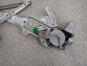 SUBARU FORESTER II 02-07 PODNOŚNIK SZYBY TYLNY LEWY 5/5 MINIATURA