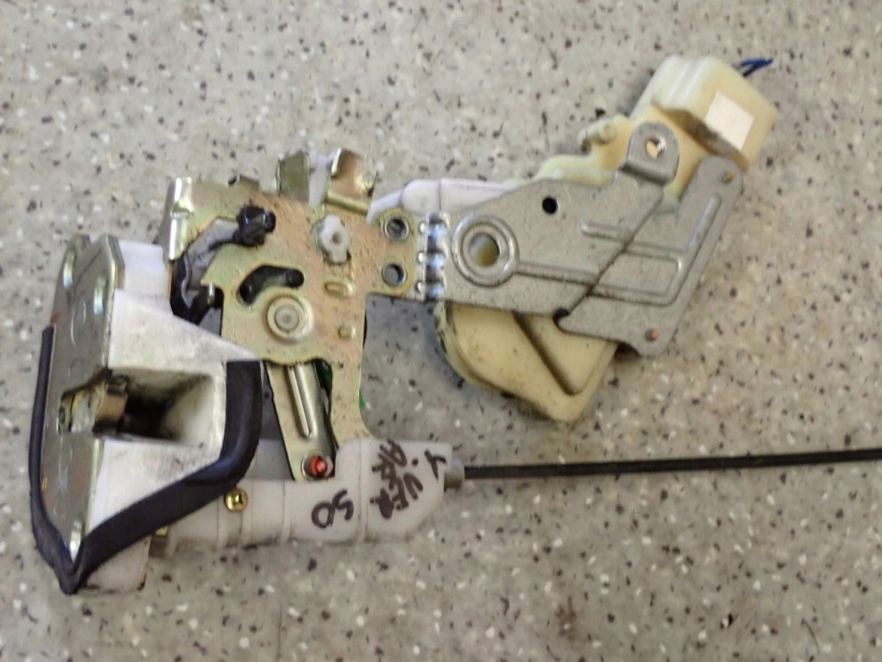 YARIS VERSO 99- ZAMEK DRZWI TYLNY PRAWY SIŁOWNIK 4/6