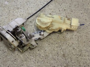 YARIS VERSO 99- ZAMEK DRZWI TYLNY PRAWY SIŁOWNIK