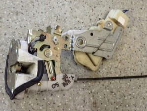 YARIS VERSO 99- ZAMEK DRZWI TYLNY PRAWY SIŁOWNIK 4/6 MINIATURA