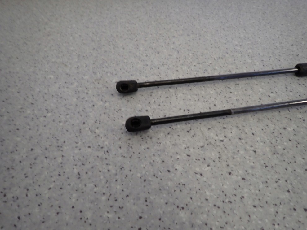 KIA CARENS III 06-11 SIŁOWNIKI KLAPY BAGAŻNIKA 2/5