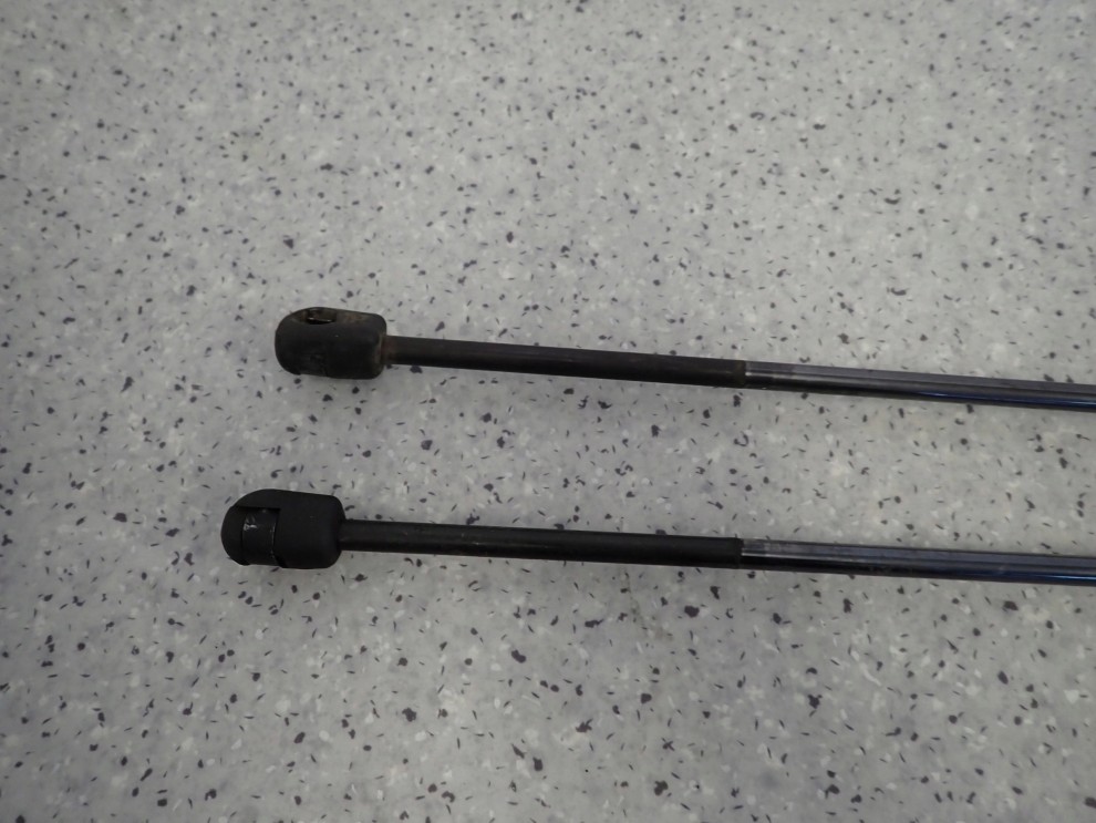 KIA CARENS III 06-11 SIŁOWNIKI KLAPY BAGAŻNIKA 4/5