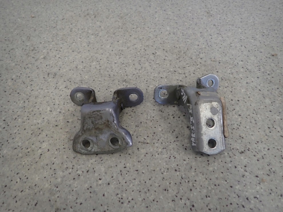 TOYOTA YARIS II 5D 06-12 ZAWIASY DRZWI PRZEDNICH LEWYCH KOMPLET 3/5