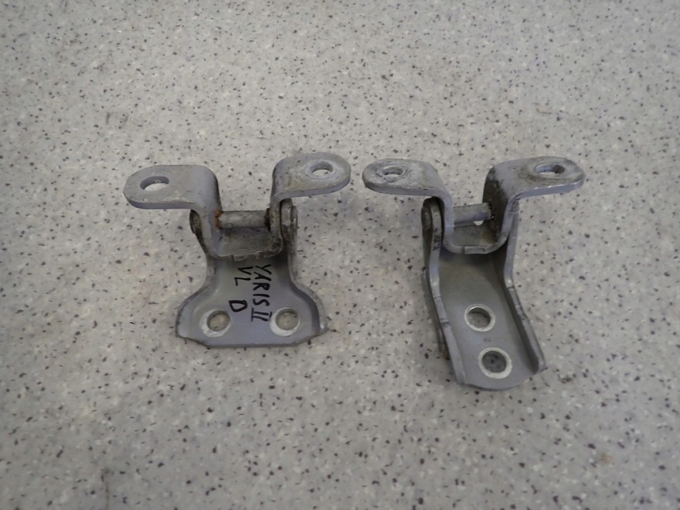 TOYOTA YARIS II 5D 06-12 ZAWIASY DRZWI PRZEDNICH LEWYCH KOMPLET 4/5