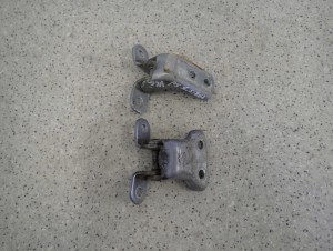 TOYOTA YARIS II 5D 06-12 ZAWIASY DRZWI PRZEDNICH LEWYCH KOMPLET 2/5 MINIATURA