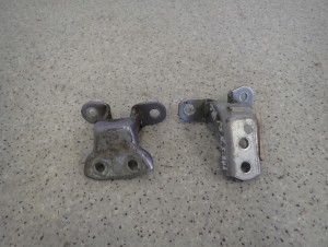 TOYOTA YARIS II 5D 06-12 ZAWIASY DRZWI PRZEDNICH LEWYCH KOMPLET 3/5 MINIATURA