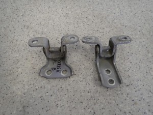 TOYOTA YARIS II 5D 06-12 ZAWIASY DRZWI PRZEDNICH LEWYCH KOMPLET 4/5 MINIATURA