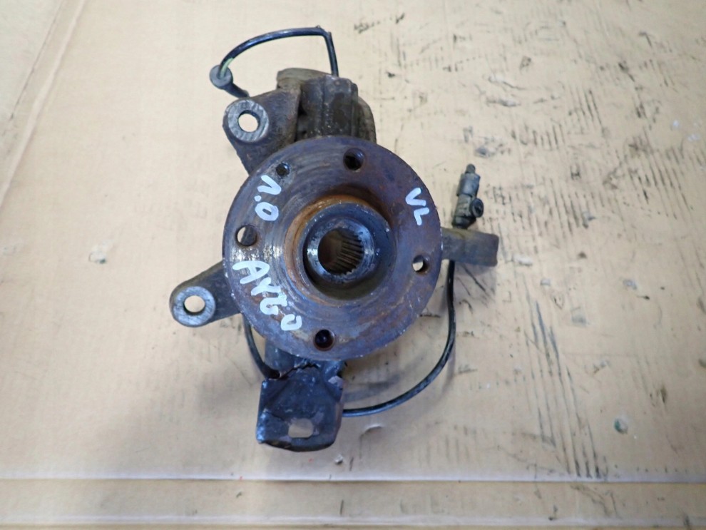 TOYOTA AYGO 05-12 ZWROTNICA PRZEDNIA LEWA PIASTA 1/4