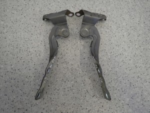 KIA RIO 05-10 ZAWIASY MASKI LEWY PRAWY KOMPLET 2/3 MINIATURA