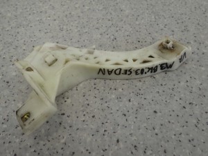 MAZDA 3 MAZDA3 4d 03- ŚLIZG ZDERZAKA PRZEDNI PRAWY 2/3 MINIATURA