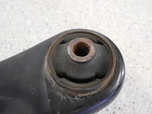 SUZUKI CELERIO 14-19 WAHACZ PRZEDNI LEWY 4/5 MINIATURA