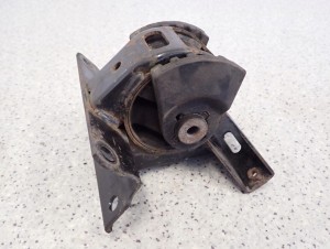 SUZUKI CELERIO 14-19 PODUSZKA SILNIKA LEWA 2/5 MINIATURA