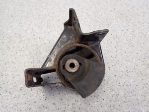 SUZUKI CELERIO 14-19 PODUSZKA SILNIKA LEWA 4/5 MINIATURA