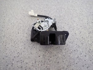 TOYOTA COROLLA E12 HB ZAMEK KLAPY BAGAŻNIKA JP 6/6 MINIATURA