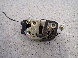 MITSUBISHI LANCER VII 4D SEDAN 04- ZAMEK TYLNY PRAWY 5/5 MINIATURA