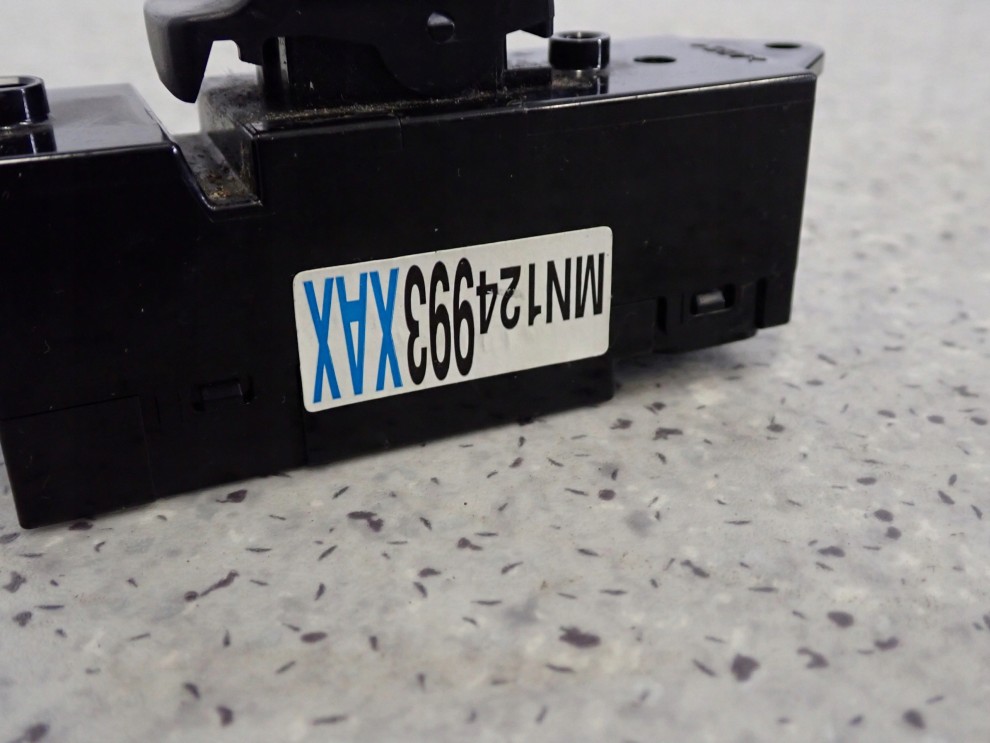 MITSUBISHI LANCER VII 04-07 PANEL SZYB PRZEDNI PRAWY PRZEŁĄCZNIK 2/4