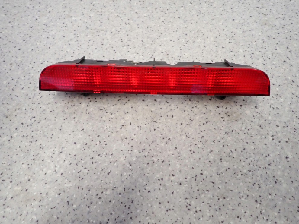 NISSAN XTRAIL T30 01-07 LAMPKA TRZECI STOP TYŁ 2/7