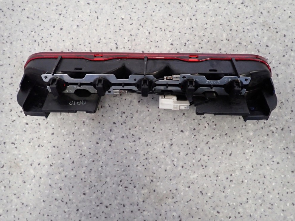 NISSAN XTRAIL T30 01-07 LAMPKA TRZECI STOP TYŁ 6/7