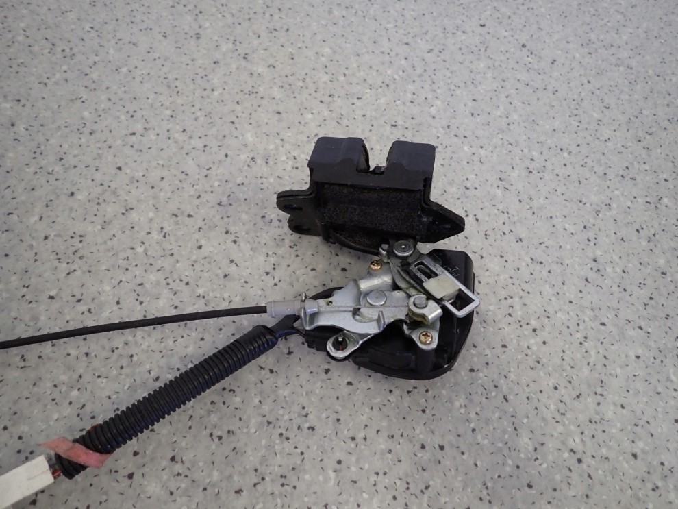 COROLLA E12 KOMBI 02-07 ZAMEK KLAPY BAGAŻNIKA 6/6