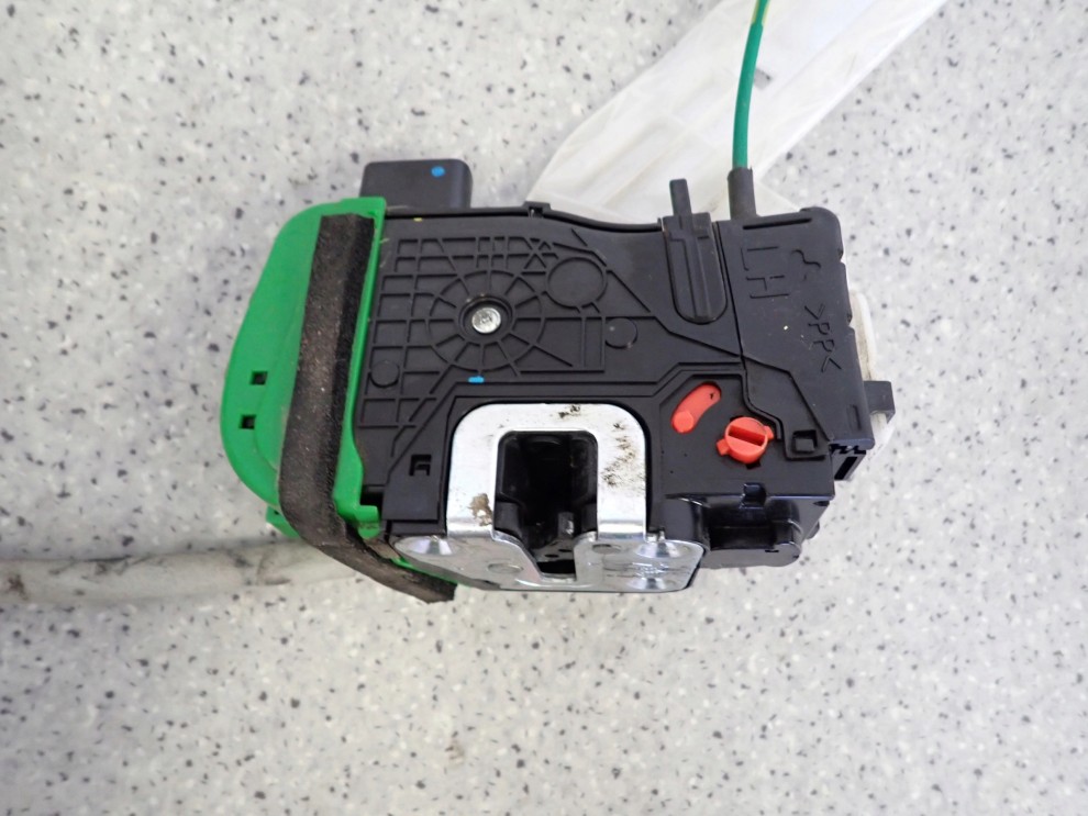 HYUNDAI i40 KOMBI 11-15 ZAMEK TYLNY LEWY 6/7