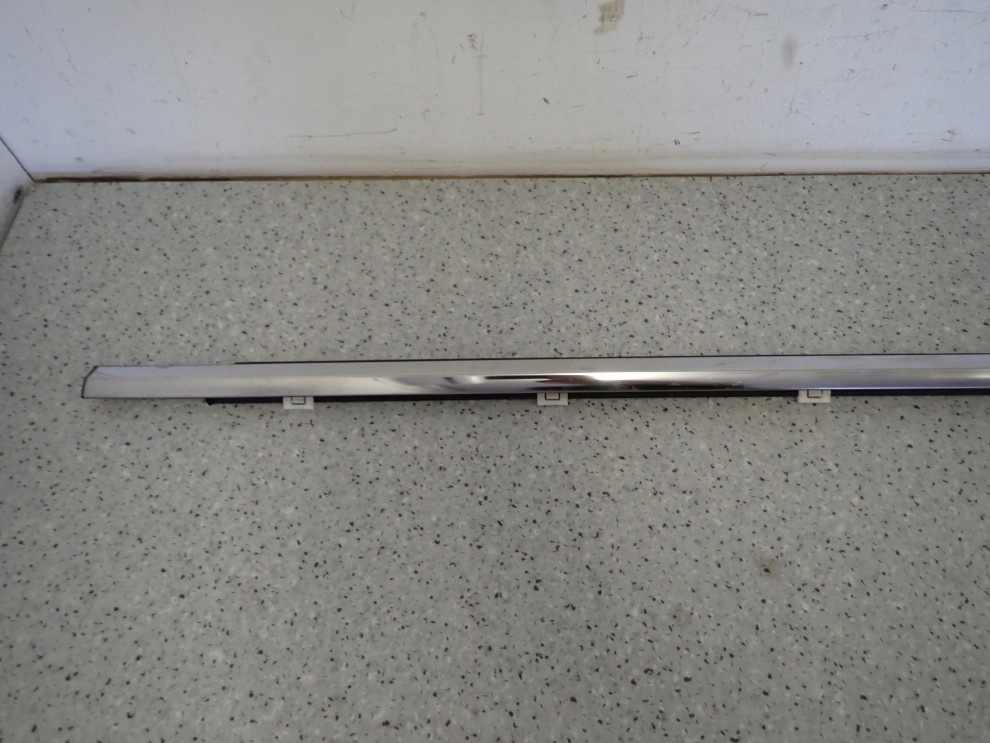 HYUNDAI i40 KOMBI 11-15 LISTWA ZGARNIAJĄCA SZYBY TYLNA LEWA 3/8