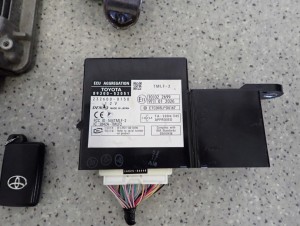 TOYOTA YARIS II 06-11 1.4 D4D ZESTAW STARTOWY KOMPUTER STACYJKA 3/6 MINIATURA