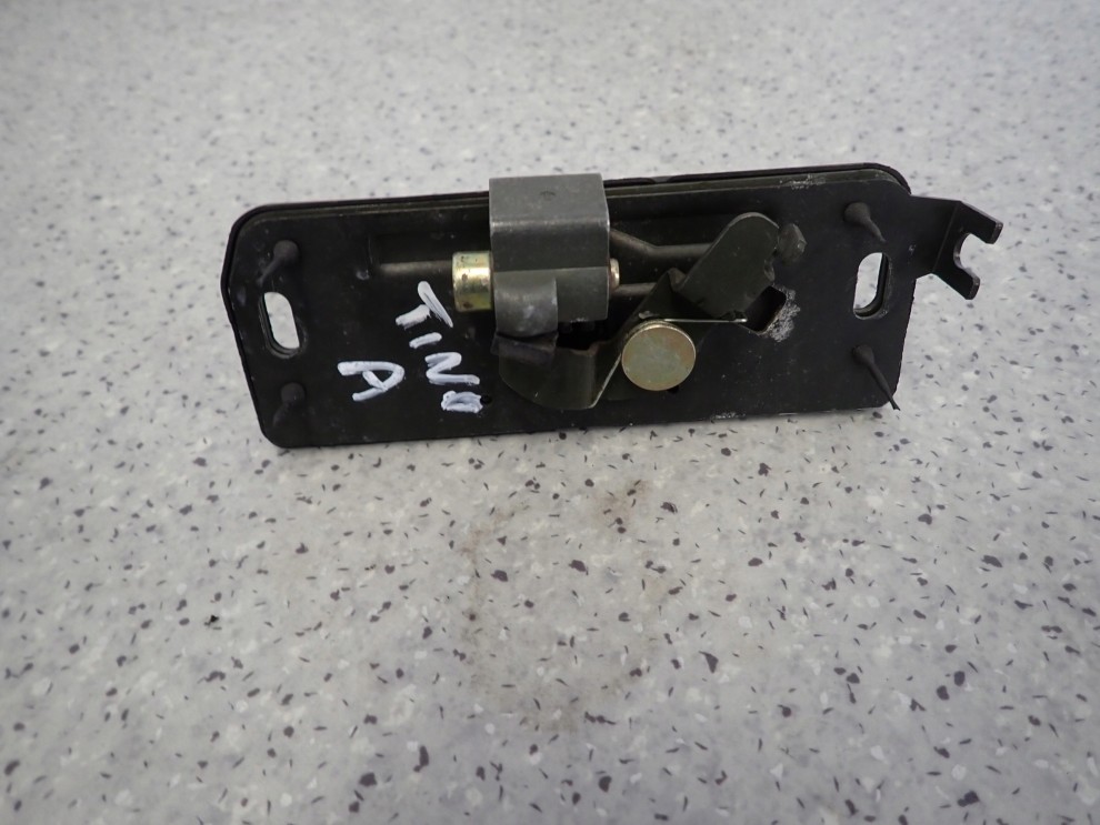 NISSAN ALMERA TINO 00-05 KLAMKA KLAPY BAGAŻNIKA 5/6