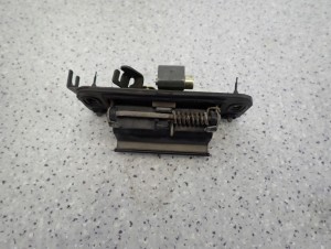 NISSAN ALMERA TINO 00-05 KLAMKA KLAPY BAGAŻNIKA 4/6 MINIATURA