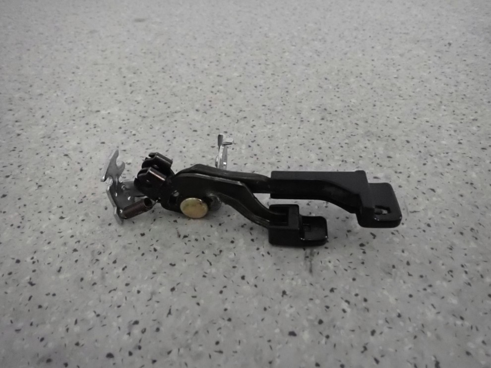 MITSUBISHI LANCER VII 4D 04- RĄCZKA DŹWIGNIA OTWIERANIA KLAPY KLAPKI PALIWA 3/4