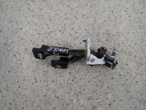 MITSUBISHI LANCER VII 4D 04- RĄCZKA DŹWIGNIA OTWIERANIA KLAPY KLAPKI PALIWA 2/4 MINIATURA