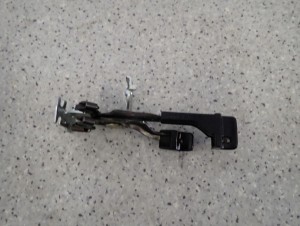 MITSUBISHI LANCER VII 4D 04- RĄCZKA DŹWIGNIA OTWIERANIA KLAPY KLAPKI PALIWA 4/4 MINIATURA