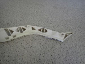 MAZDA 3 MAZDA3 HB 03- ŚLIZG ZDERZAKA TYLNY PRAWY 3/6 MINIATURA