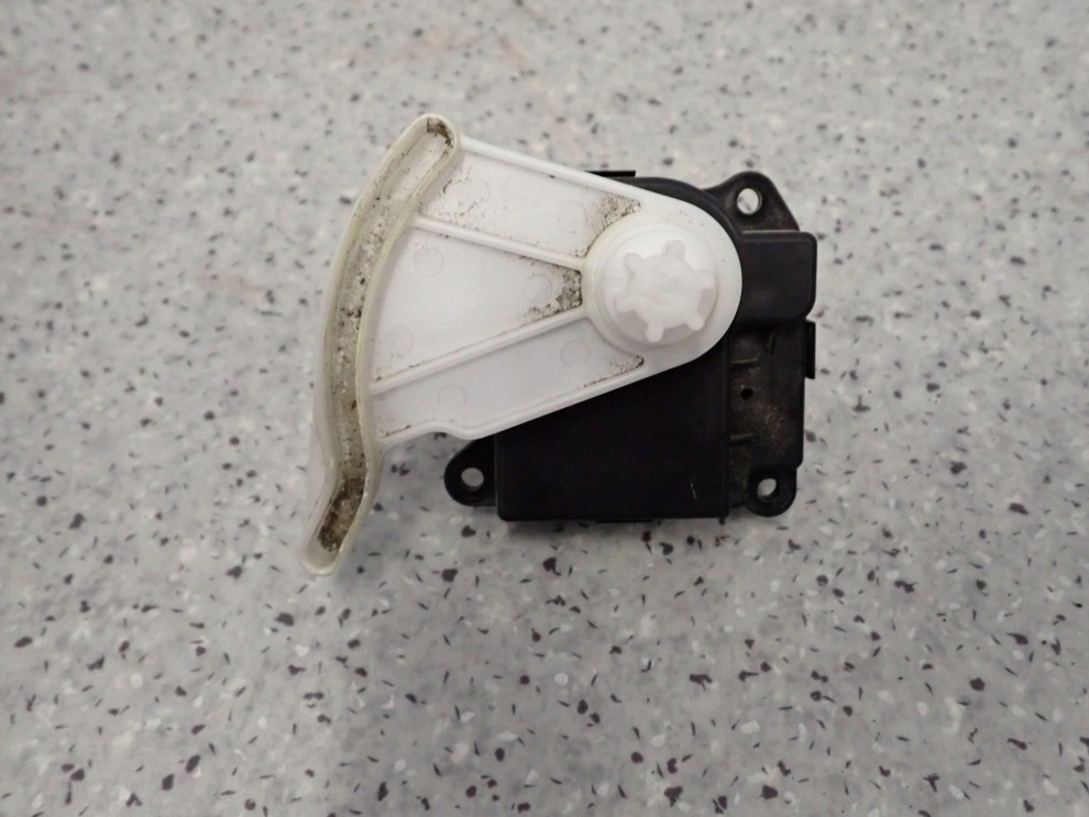 SUZUKI GRAND VITARA II 05- SILNICZEK STEROWANIA NAGRZEWNICY 4/5