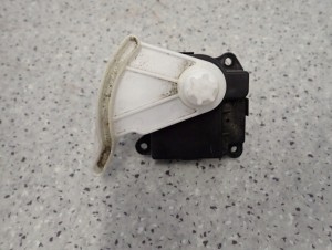 SUZUKI GRAND VITARA II 05- SILNICZEK STEROWANIA NAGRZEWNICY 4/5 MINIATURA