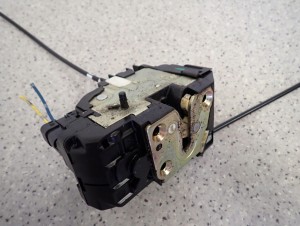 NISSAN MICRA K12 03-10 ZAMEK DRZWI TYLNY PRAWY 4/4 MINIATURA