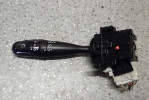 TOYOTA COROLLA 02-07 E12 PRZEŁĄCZNIK ŚWIATEŁ 2/5 MINIATURA