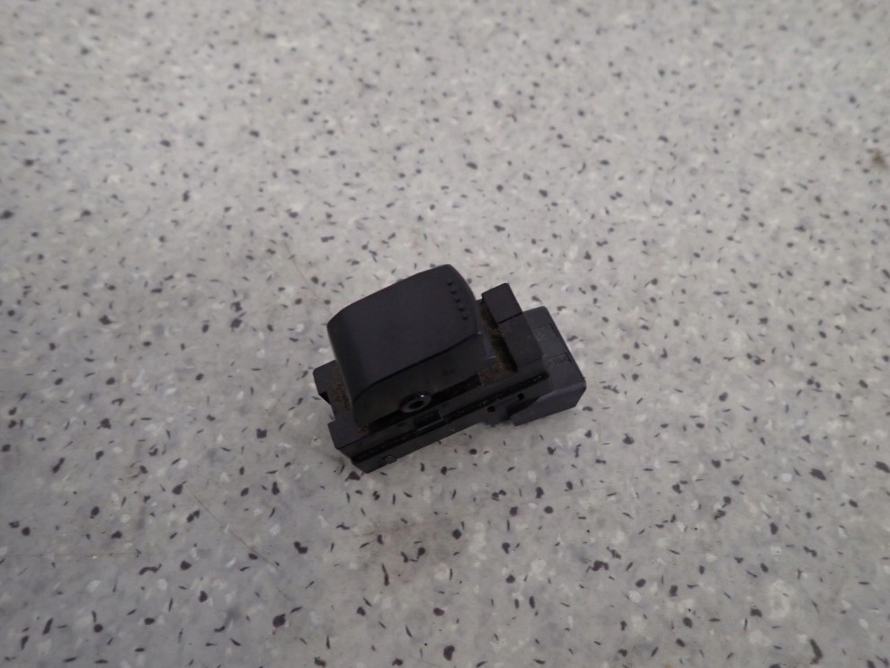 SUZUKI SPLASH 09-14 PRZEŁĄCZNIK SZYBY PRZEDNI PRAWY 3/5