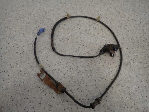 SUZUKI IGNIS 04-08 CZUJNIK ABSU TYLNY LEWY 2WD 4/5 MINIATURA