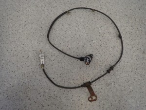 SUZUKI IGNIS 04-08 CZUJNIK ABSU TYLNY PRAWY 2WD 1/5 MINIATURA