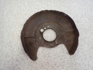 NISSAN ALMERA TINO 00-05 TARCZA KOTWICZNA TYLNA PRAWA 1/5 MINIATURA