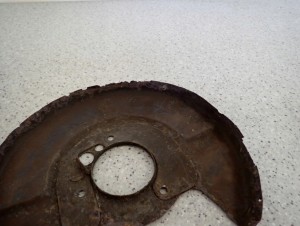 NISSAN ALMERA TINO 00-05 TARCZA KOTWICZNA TYLNA PRAWA 2/5 MINIATURA