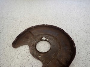 NISSAN ALMERA TINO 00-05 TARCZA KOTWICZNA TYLNA PRAWA 3/5 MINIATURA