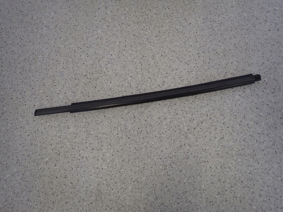 SUZUKI SPLASH 08-14 LISTWA ZGARNIAJĄCA TYLNA LEWA PARAPET 1/7