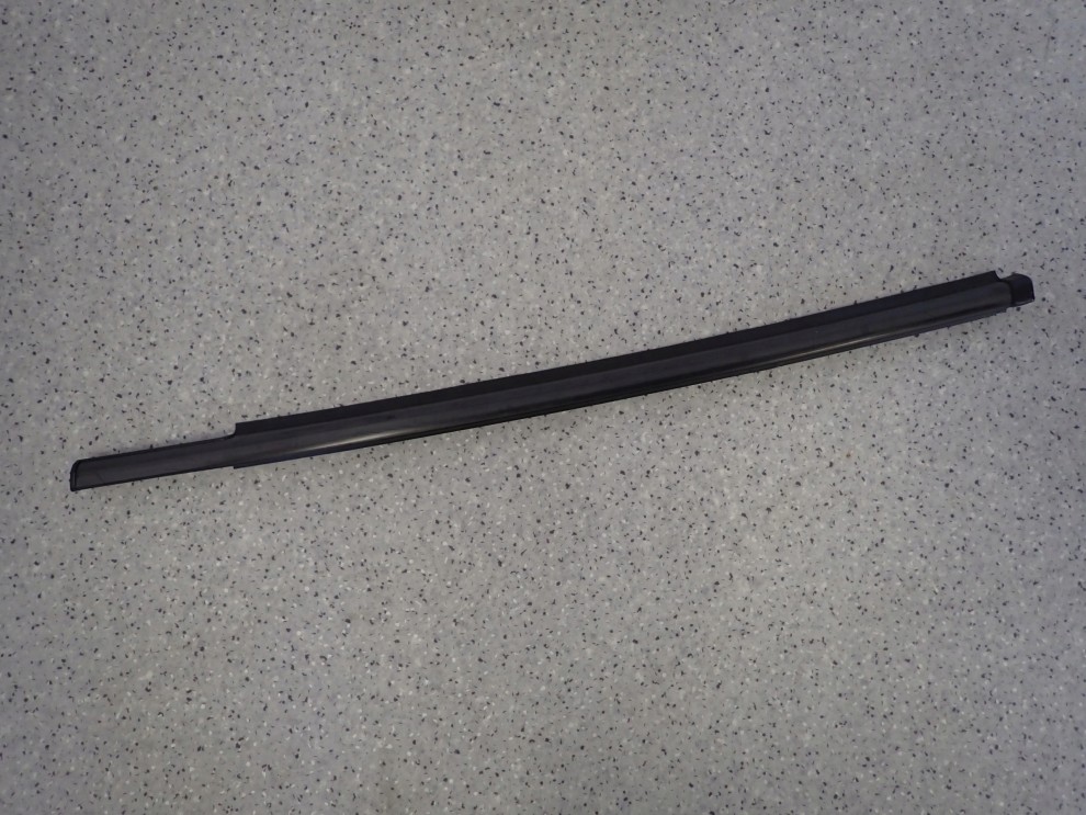 SUZUKI SPLASH 08-14 LISTWA ZGARNIAJĄCA TYLNA LEWA PARAPET 2/7