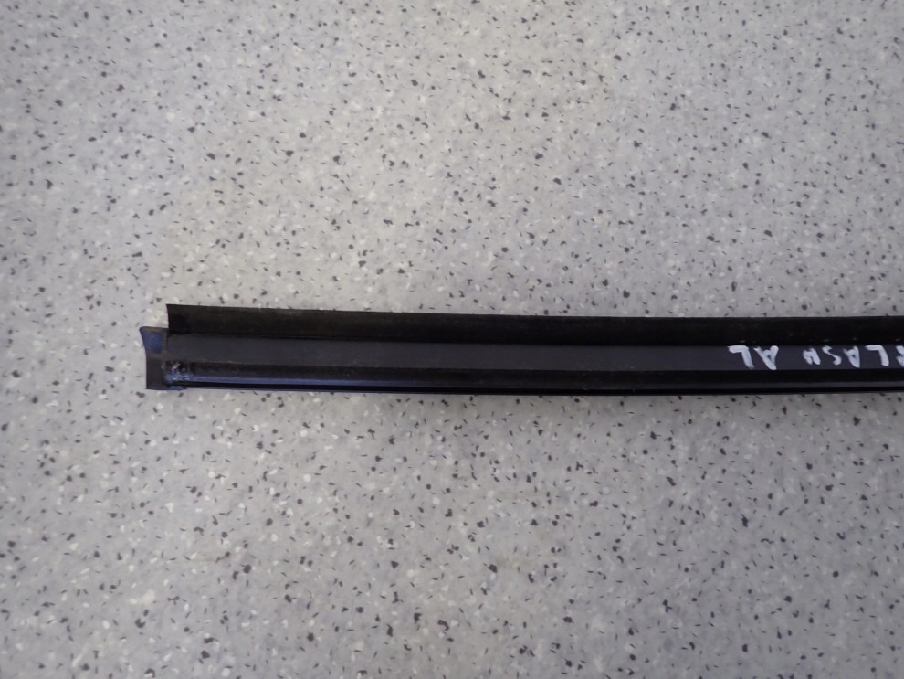 SUZUKI SPLASH 08-14 LISTWA ZGARNIAJĄCA TYLNA LEWA PARAPET 6/7