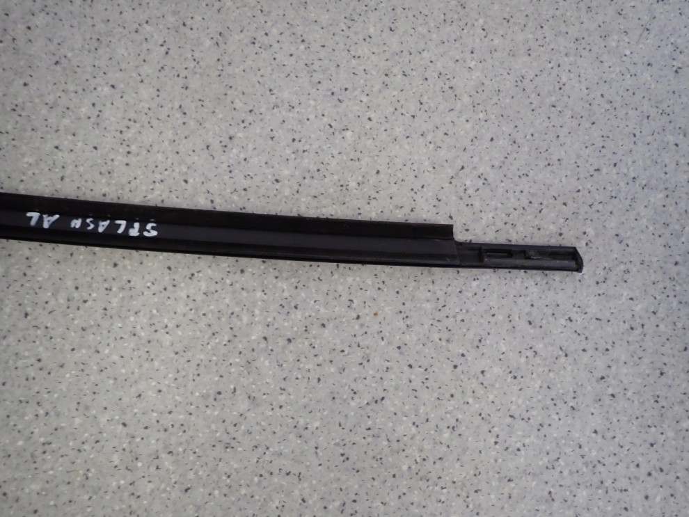 SUZUKI SPLASH 08-14 LISTWA ZGARNIAJĄCA TYLNA LEWA PARAPET 7/7